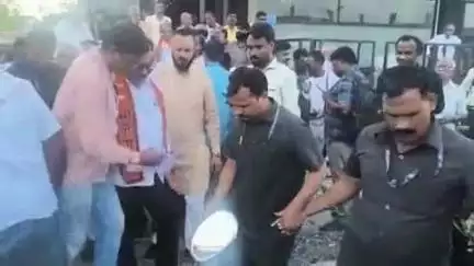 नांदेड: दिव्यागांच्या निधीबाबत बेरोजगार दिव्यांग कृती समितीच्या वतीने पालकमंत्री सावे यांना देण्यात आले गोकुळ नगर येथे निवेदन