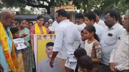 పాణ్యం: కల్లూరు మండలం 35 వ వార్డులో  తల్లికి వందనం పథకం ఖాతాలో డబ్బులు,పడడంతో సంబరాలు చేసుకున్న తెదేపా నాయకులు