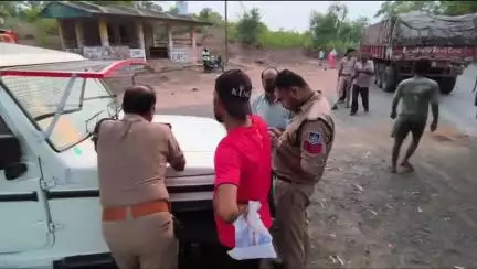 नौरोजाबाद: जीएम कंपलेक्स तिराहा में नौरोजाबाद पुलिस की चालानी कार्रवाई, बिना दस्तावेज वाले वाहन चालकों पर कसा शिकंजा