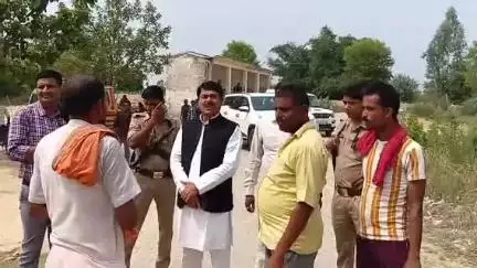 सीतापुर: शारदा में डूबने से 4 बच्चों की मौत के बाद सांसद आनंद भदौरिया ने पीड़ित परिवारों से पोस्टमार्टम हाउस में की मुलाकात