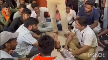 दुर्ग: बजरंग दल के कार्यकर्ताओं ने जुनवानी स्थित शंकराचार्य अस्पताल में प्रदर्शन किया, इलाज में लापरवाही का आरोप लगाया