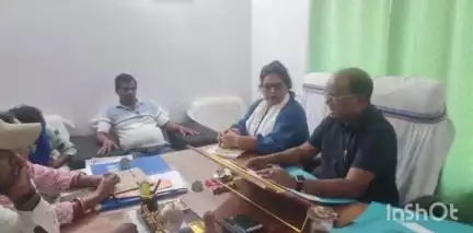 रानीश्वर: बीडीओ राजेश कुमार सिन्हा व सीओ सदाँ नुसरत की उपस्थिति में प्रधानमंत्री जनजाति आदिवासी न्याय महा...
