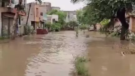 कन्नड: नाचनवेल परिसरात वादळ-पावसाचा तांडव; पुल तुटल्याने वाहतूक ठप्प, शेतकरी व नागरिकांची एकच धावपळ