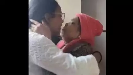 रुद्रप्रयाग: केदारनाथ में पुलिस ने कराया दादी और पोती का भावुक मिलन, बुजुर्ग केदारनाथ धाम पैदल मार्ग में अपने परिजनों से बिछड़ गई थीं