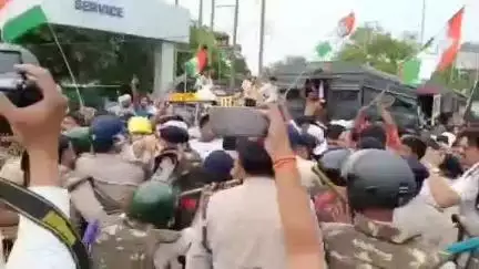 जबलपुर: मदन महल फ्लाईओवर का लोकार्पण करने पहुंचे कांग्रेस कार्यकर्ताओं को पुलिस ने पानी की बौछार कर खदेड़ा