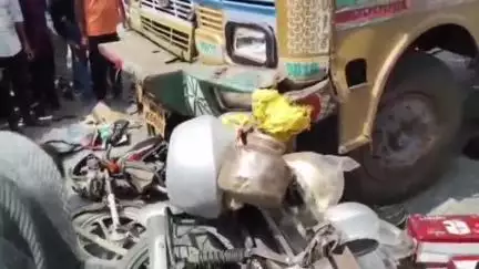 बैतूल नगर: गंज अंडरब्रिज में बेकाबू ट्रक की टक्कर से बाइक सवार युवक हुआ घायल, दो कारें हुई क्षतिग्रस्त