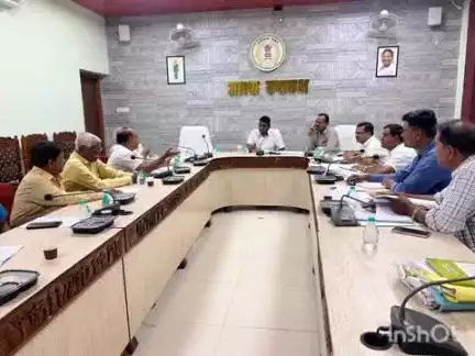 जगदलपुर: कलेक्टर हरीश एस ने जिला कार्यालय के आस्था सभा कक्ष में बस्तर टेंपल कमेटी के लिए बैठक की