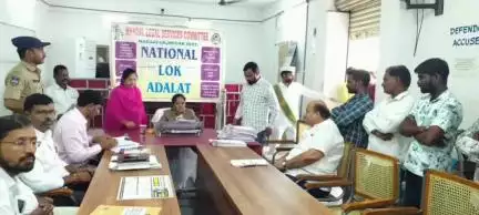 నర్సాపూర్: పట్టణంలోని మున్సిఫ్ మెజిస్ట్రేట్ కోర్టులో జాతీయ లోక్ అదాలత్ నిర్వహణ, పలు కేసులను రాజీ మార్గము ద్వారా పరిష్కరణ