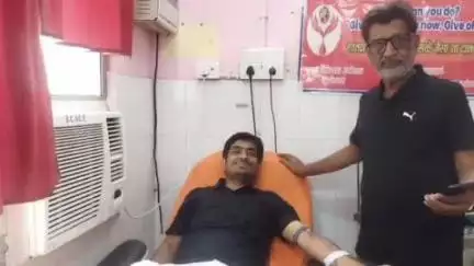 पडरौना: विश्व रक्तदान दिवस पर कुशीनगर मेडिकल कॉलेज हॉस्पिटल में आयोजित रक्तदान शिविर का उद्घाटन सीएमओ ने फीता काटकर किया