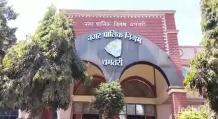धमतरी: नगर निगम धमतरी में कर्मचारियों के रिक्त पदों को भरने के लिए उप नेता प्रतिपक्ष ने निगम आयुक्त को सौंपा ज्ञापन