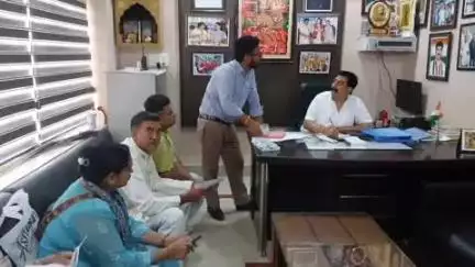 ऊना: विधायक विवेक शर्मा ने जोगीपंगा में अधिकारियों के साथ की समीक्षा बैठक, सुनी जनसमस्याएं