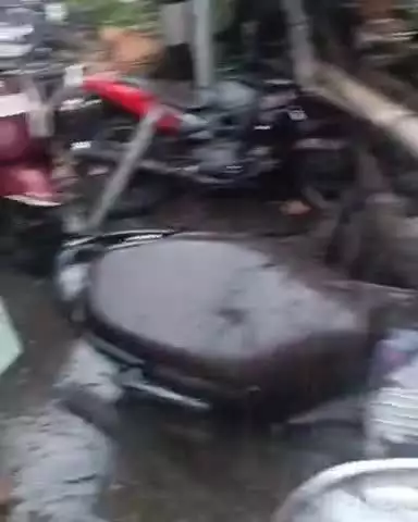 കോഴിക്കോട്: കനത്ത മഴയിൽ മാങ്കാവിൽ ഇരുനില കെട്ടിടം തകർന്ന് വീണു, നിരവധി വാഹനങ്ങൾക്ക് കേടുപാട്