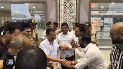 રાજકોટ પૂર્વ: આમ આદમી પાર્ટીના પૂર્વ મુખ્યમંત્રી અરવિંદ કેજરીવાલ આજે રાજકોટ હિરાસર એરપોર્ટ ખાતે પહોંચ્યા