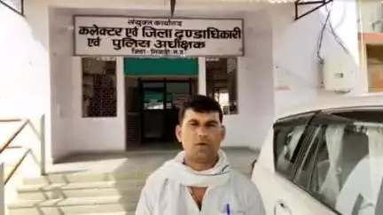 निवाड़ी: झिगोरा के राम रतन ने पंचायत सचिव पर पीएम आवास योजना में अपात्र करने का आरोप लगाया
