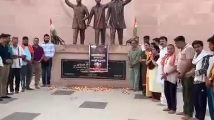 हाथरस: अहमदाबाद में हवाई जहाज क्रेश होने पर मृतकों को आगरा रोड शहीद स्मृति स्थल पर दीप जलाकर मौन रखकर श्रद्धांजलि दी गई