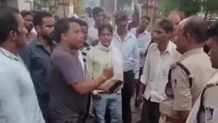 रतलाम नगर: शहर में 24 घंटे से ज्यादा हो चुके हैं बिजली गुल हुए गुस्साए रेहवासी पहुंचे विनोबा नगर स्थित ग्रिड पर।  #jansamasya