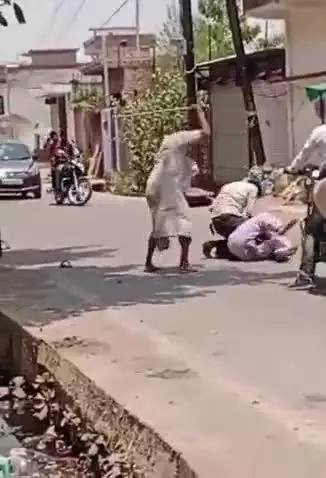 टीकमगढ़: टीकमगढ़: चाचा ने बेटे संग मिलकर भतीजे को पीटा, सोशल मीडिया पर वीडियो वायरल