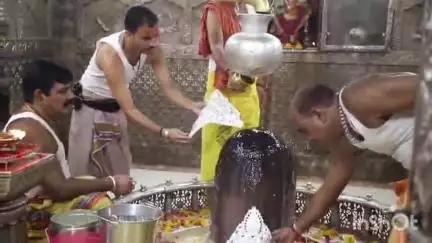 उज्जैन शहर: विश्व प्रसिद्ध बाबा महाकाल मंदिर में बिहार के श्रद्धालु ने बाबा महाकाल को रजत मुकुट अर्पित किया