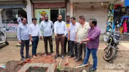 रोहा: दमखाडी चेंबरचे काम स्वखर्चातून करण्याचे माजी नगरसेवकांनी दिले नागरीकांना आश्वासन