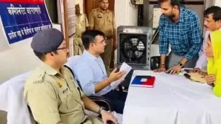 जिलाधिकारी ने लंका थाने में जनसमस्याएं सुनीं, कहा- राजस्व और पुलिस की टीम मिलकर सही व्यक्ति को दिलाएं न्याय