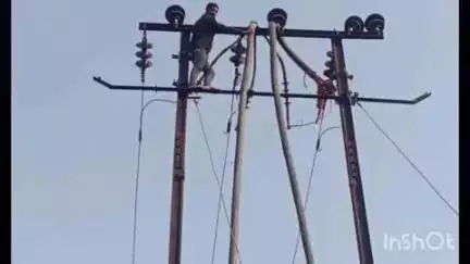 कायमगंज: नवाबगंज क्षेत्र के करीब 100 गांवों की बिजली गुल, बिजली के पोल टूटने से दूसरे दिन भी लोग गर्मी में बेहाल
