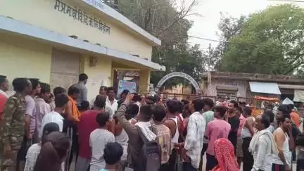 मिहोना: मिहोंना में बिजली विभाग कार्यालय का लोगों ने किया घेराव