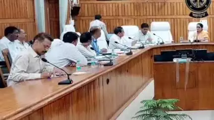 बहराइच: कलेक्ट्रेट सभागार में डीएम की अध्यक्षता में चकबंदी कार्यों की समीक्षा बैठक सम्पन्न, डीएम ने दिए आवश्यक दिशा-निर्देश