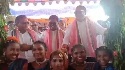 ରାୟଗଡା: ବିଷମ କଟକ ବ୍ଲକର ଚାଟିକଣା ଗ୍ରାମ ପଞ୍ଚାୟତର ପୁରୁଣା ପଦର ଗ୍ରାମରେ ଆୟୋଜିତ ରଜ ପର୍ବରେ ଯୋଗଦେଲେ ଜିଲ୍ଲାର ୩ ବିଧାୟକ