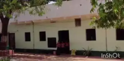 रानीश्वर: रानीश्वर के स्कूल में उधार के चावल से बन रहा है मिड डे मील
