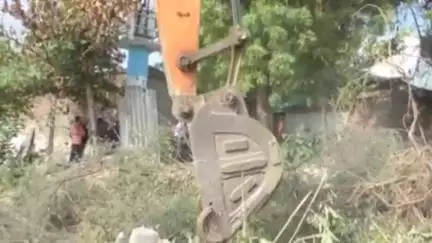 रायगढ़: जिले में भारी बवाल के बावजूद घरों पर चला निगम का बुलडोजर, मौके पर पुलिस के आला अफसर और बड़ी संख्या में जवान तैनात