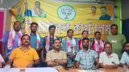 লংকা: ভালুকমাৰীত লামডিংৰ বিধায়কক এজাৰবাৰী গাওপঞ্চায়তৰ ৭ জন বাৰ্ড মেম্বাৰে সাক্ষাৎ ও বিভিন্ন বিষয় সন্দৰ্ভত কৰে আলোচনা