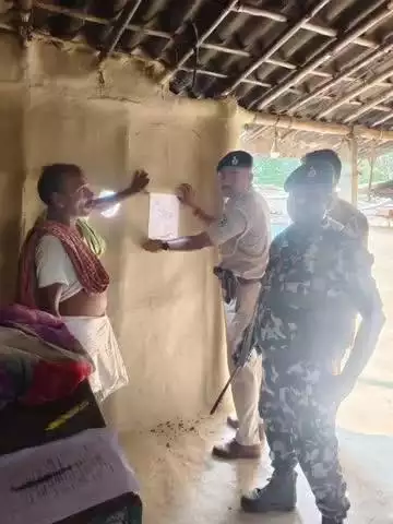 खजौली: कसमा मरार भकुआ में खजौली पुलिस ने फरार वारंटी के घर पर इश्तिहार चिपकाया