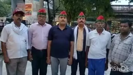 बांदा: अशोक लाट पार्क में रिटायर्ड फौजियों ने निकाला कैंडल मार्च, प्लेन क्रैश में जान गंवाने वाले लोगों को दी श्रद्धांजलि