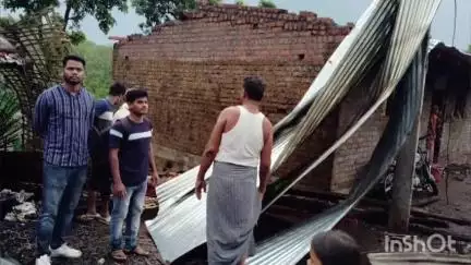 चिखलदरा: माखला येथे वादळी वाऱ्याने झालेल्या नुकसानीची खा.बळवंत वानखडे यांनी केली पाहणी
