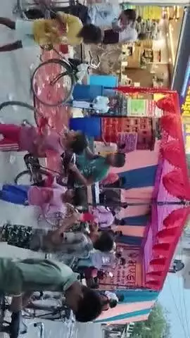 khanepur mein pal Chauraha ke pass sarvad badhate hue mahan log rah chalte logon Ko Rahat pahunchai aise mahan log Hain