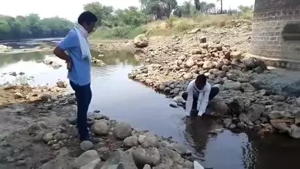 राजगढ़: शहर में पेयजल व्यवस्था को लेकर नगर पालिका के अधिकारियों ने घोड़ा पछाड़ नदी का किया निरीक्षण