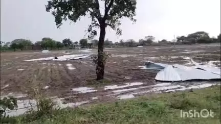 अरनोद: चकुंडा में आंधी-तूफान और बारिश का कहर, मकानों की छतें उड़ीं, अनाज और बिस्तर भीगें, बिजली आपूर्ति ठप