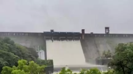 राधानगरी: दूधगंगा धरणातून पाणी सोडले नदीकाठच्या गावांना पाटबंधारे विभागाचा सतर्कतेचा इशारा.