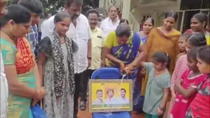 జంగారెడ్డిగూడెంలో సీఎం, డిప్యూటీ సీఎం చిత్రపటాలకు పాలాభిషేకం చేసిన విద్యార్థులు, తల్లికి వందనం అమలు పై చిన్నారుల హర్షం
