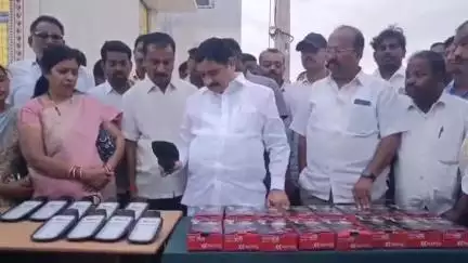 రాయదుర్గం: పట్టణంలో వీధి దీపాల సమస్యను దాతల సహకారంతో తీర్చినట్లు వెల్లడించిన ప్రభుత్వ విప్ కాలవశ్రీనివాసులు