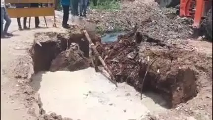 सोहागपुर: पुरानी बस्ती अंडर ब्रिज के पास सीवर लाइन टूटने से बहा सैकड़ों लीटर पानी