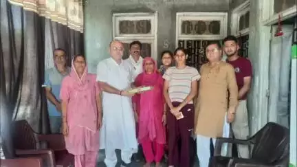 घनारी: प्रदेश भाजपा सचिव ने प्रदेश विश्वविद्यालय की मेरिट सूची में स्थान हासिल करने पर पायल को किया सम्मानित