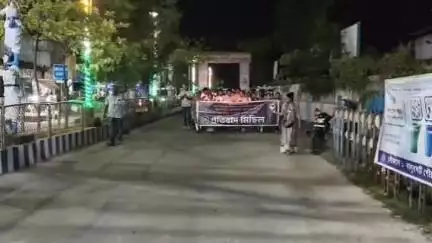 বালুরঘাট: মহেশতলা এবং ওপার বাংলায় হিন্দুদের উপর অত্যাচার চালানো হচ্ছে, প্রতিবাদে বালুরঘাটে মোমবাতি মিছিল বিজেপির
