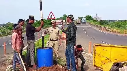 ఏలూరు లో రోడ్డుప్రమాదాల నివారణకు ఏలూరు పోలీసులు ప్రత్యేక చర్యలు, పలు ప్రాంతాల్లో సోలార్ లైట్లు, సైన్ బోర్డులు ఏర్పాటు