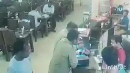 लखीमपुर: लखीमपुर खीरी में मॉडल शॉप पर आबकारी विभाग के सिपाही और दीवान का कारनामा सीसीटीवी कैमरे में हुआ कैद