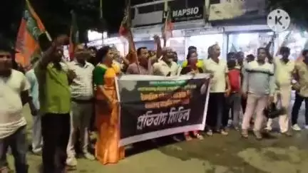 মাথাভাঙা ১: মহেশতলায় হিন্দুদের উপর আক্রমণের প্রতিবাদে মাথাভাঙ্গা শহরে বিজেপির পক্ষ থেকে প্রতিবাদ মিছিল