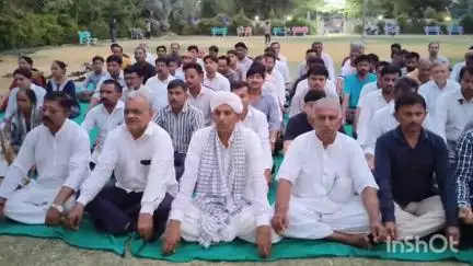 થરાદ: વિમાન દુર્ઘટના મામલે નગરજનોની સંવેદના, હડકાઇ માતાજીના મંદિરે વિવિધ સંગઠનોએ 2 મિનિટનું મૌન પાળી આપી શ્રદ્ધાંજલિ