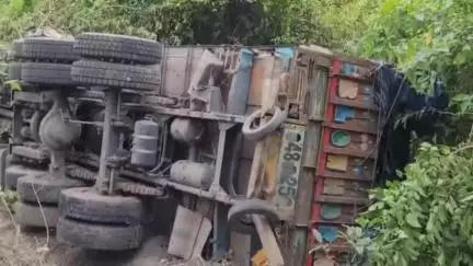 কালচিনি: হাসিমারা এলাকায় নিয়ন্ত্রণ হারিয়ে রাস্তার ধারে উল্টে গেল কয়লা বোঝাই লরি, আহত চালক