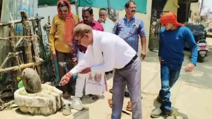 मंडला: सरदार पटेल वार्ड में नगर पालिका अध्यक्ष विनोद कछवाहा ने सीसी रोड के निर्माण कार्य को लेकर किया भूमिपूजन