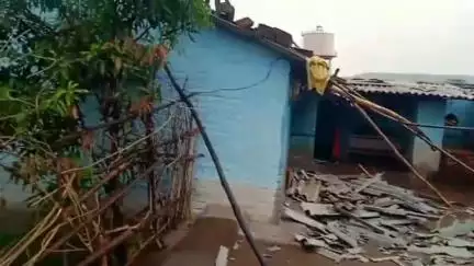 डिंडौरी: रयपुरा गांव में तेज़ आंधी-तूफान के चलते गिरा कच्चे घर का छप्पर, पीड़ित ने प्रशासन से मुआवजा देने की लगाई गुहार